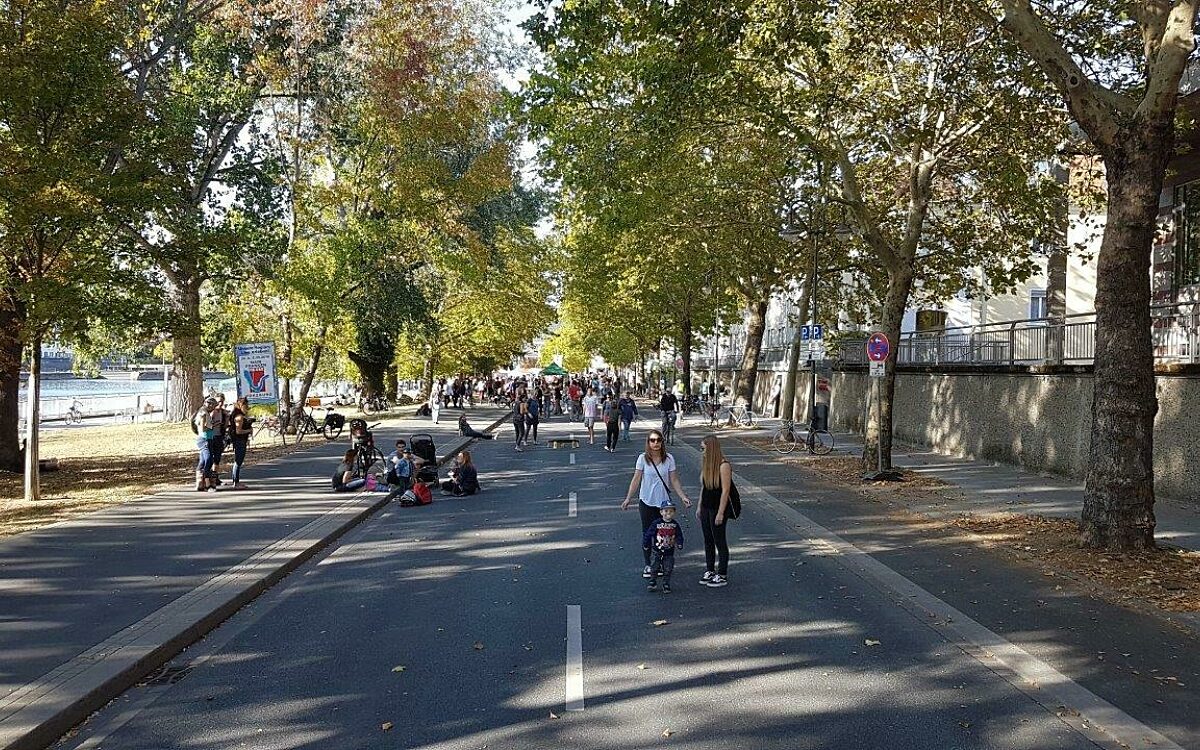 Autofreier Oberer Mainkai mit Spaziergängern in Würzburg Autofreier Oberer Mainkai mit Spaziergängern in Würzburg